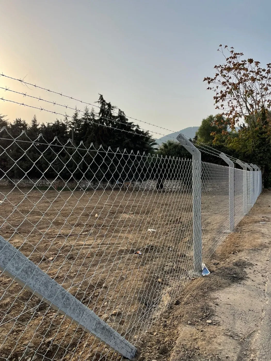 Antalya'da tel çit montajı, arazi çevreleme başlangıcı