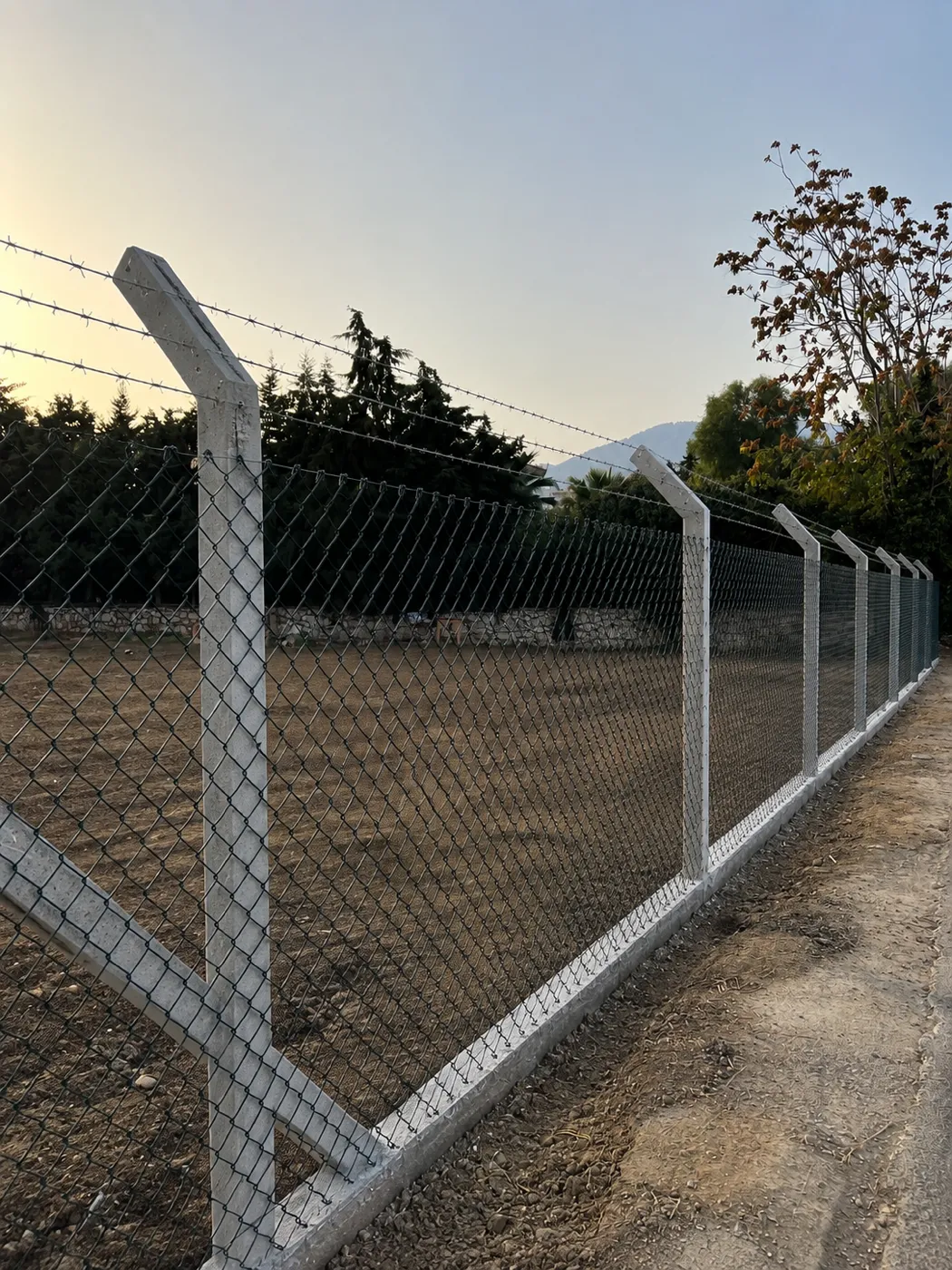 Antalya'da tamamlanmış tel çit ile arazi çevreleme